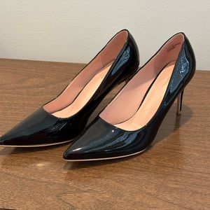 Shiny black pumps